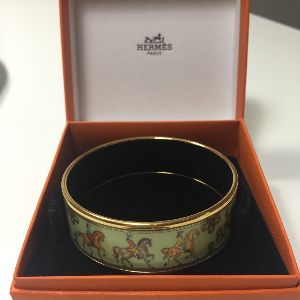 Hermès enamel cuff 3/4 “ wide. Diameter 2 1/2”